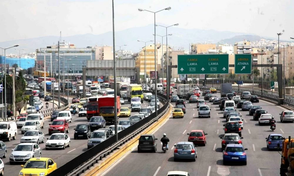 Τροχαίο στον Κηφισό: Σφοδρή σύγκρουση βαν με φορτηγό